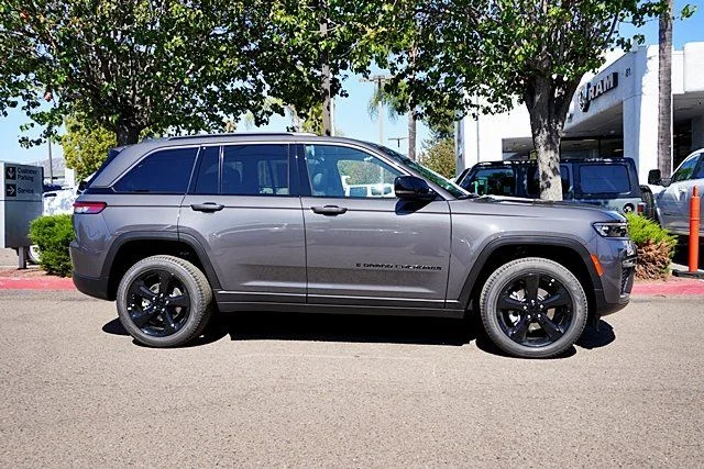 New 2026 Baltic Gray Metallic Clear-Coat Exterior Paint Jeep Limited image 7