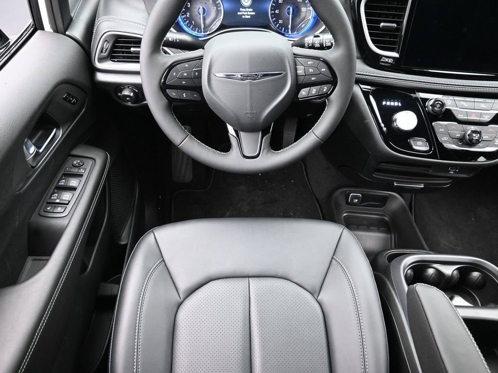 New 2026 Bright White Clear-Coat Exterior Paint Chrysler Select image 16