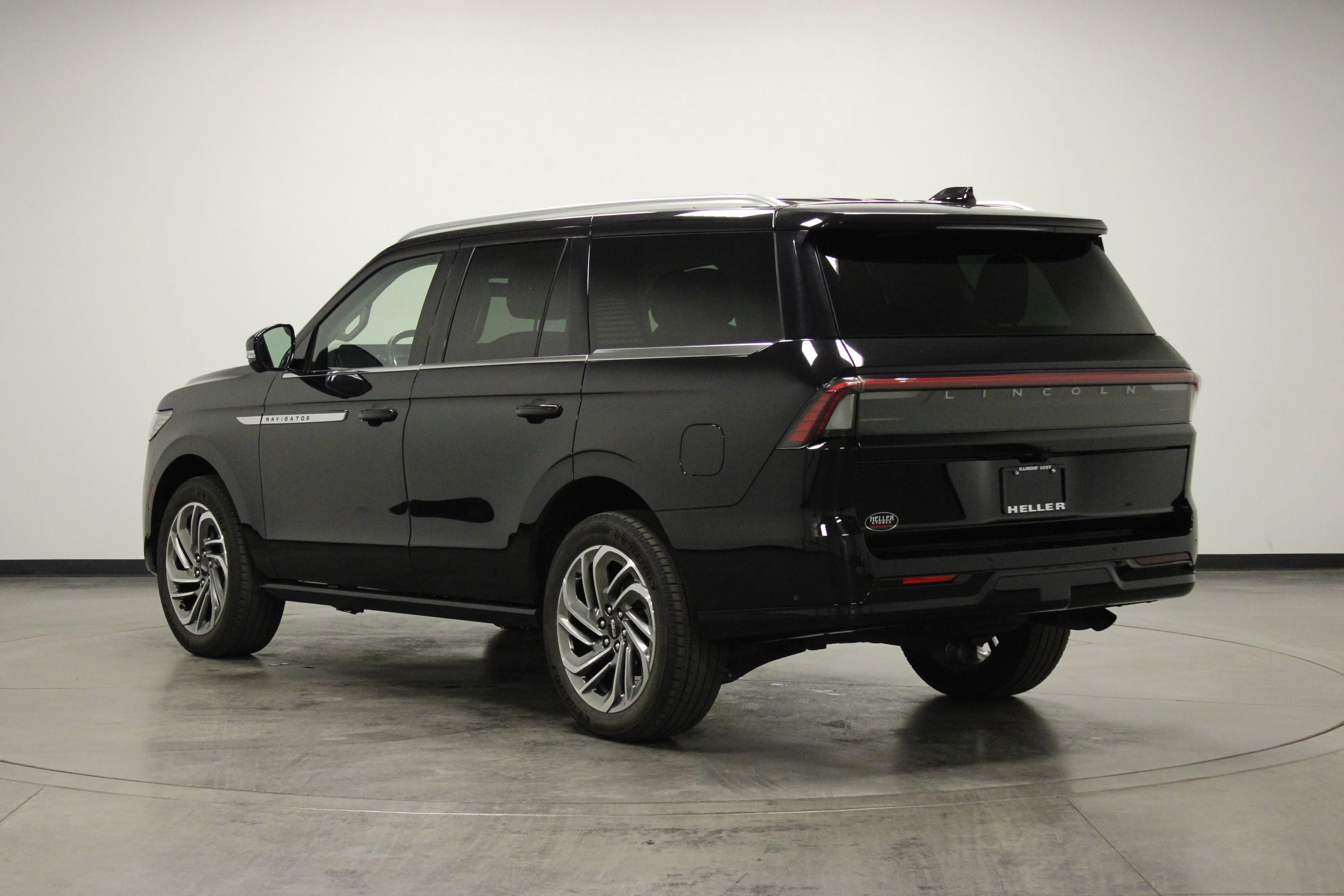 Used 2025 Black Metallic Lincoln Reserve image 6
