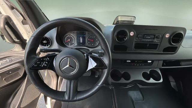 Used 2025  Mercedes-Benz NA image 11