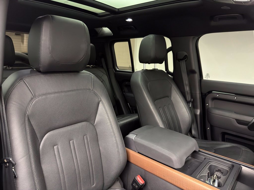 Used 2022 Santorini Black Metallic Land Rover SE image 5