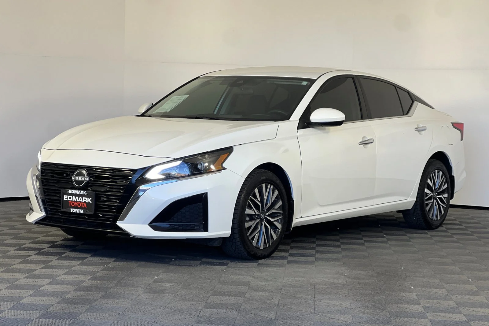Used 2023 Pearl White Tricoat Nissan 2.5 SV image 7