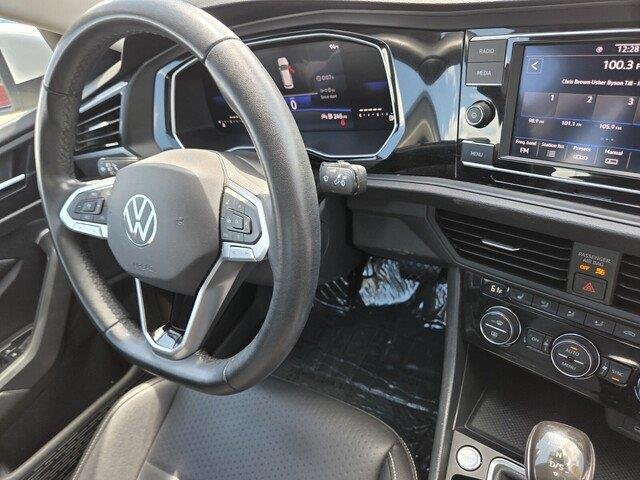 Used 2024 Opal White Pearl Volkswagen SE image 30