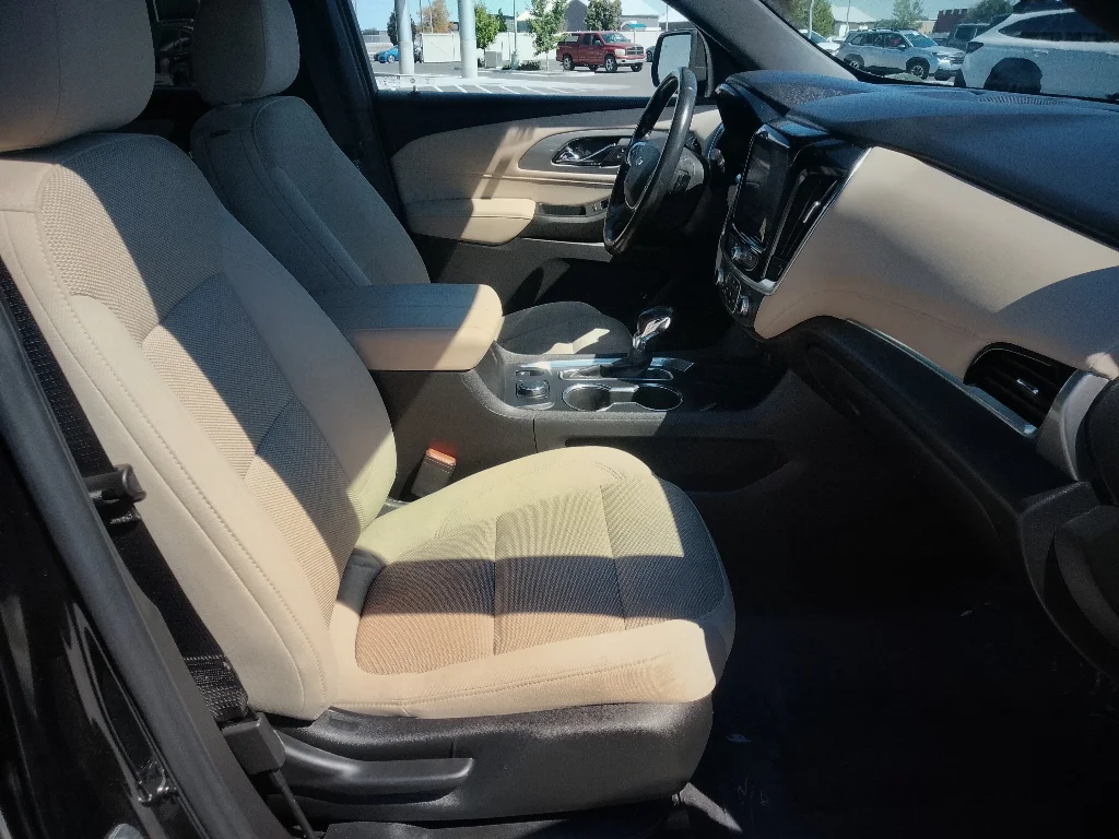 Used 2022 Mosaic Black Metallic Chevrolet LT Cloth image 17