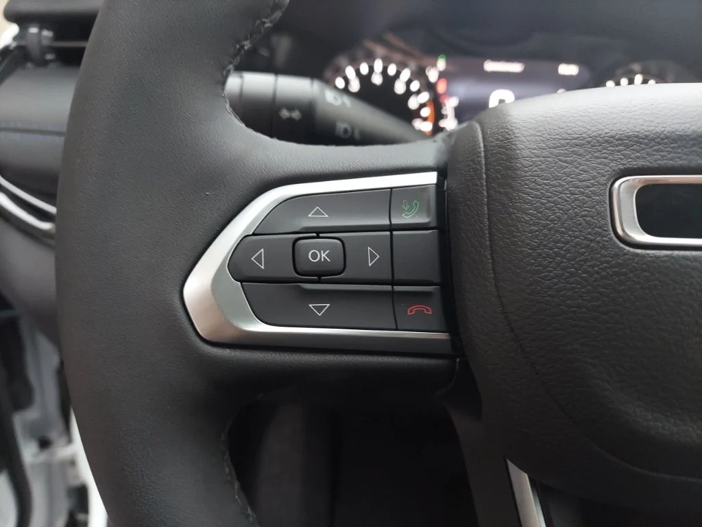 New 2026 Bright White Clearcoat Jeep Latitude image 12