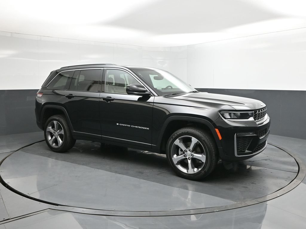 New 2026 Diamond Black Crystal Pearlcoat Jeep Limited image 17