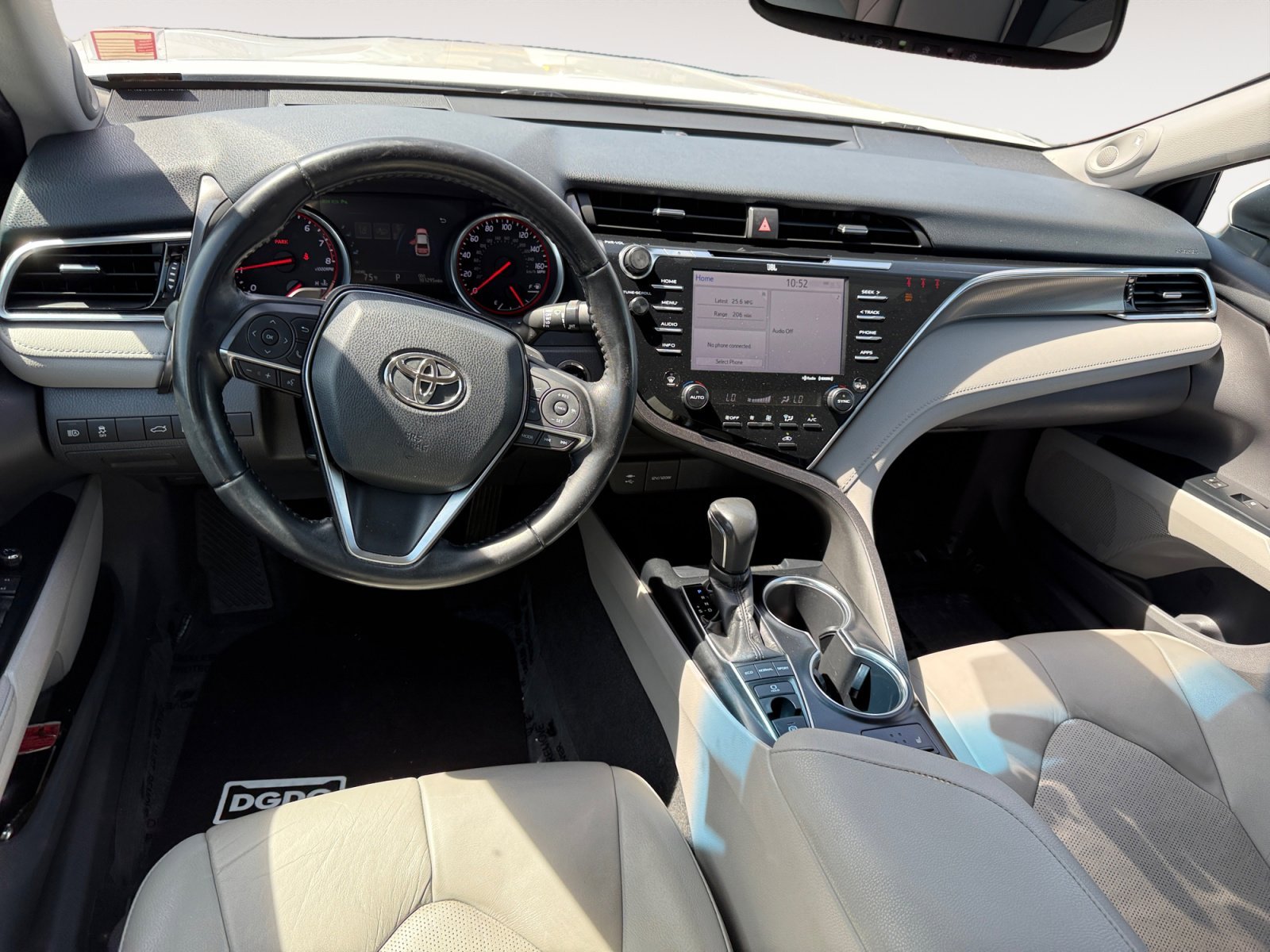 Used 2018 Pearl Toyota XSE V6 image 15
