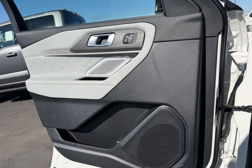 New 2026 Star White Metallic Tri-Coat Ford Platinum™ image 12