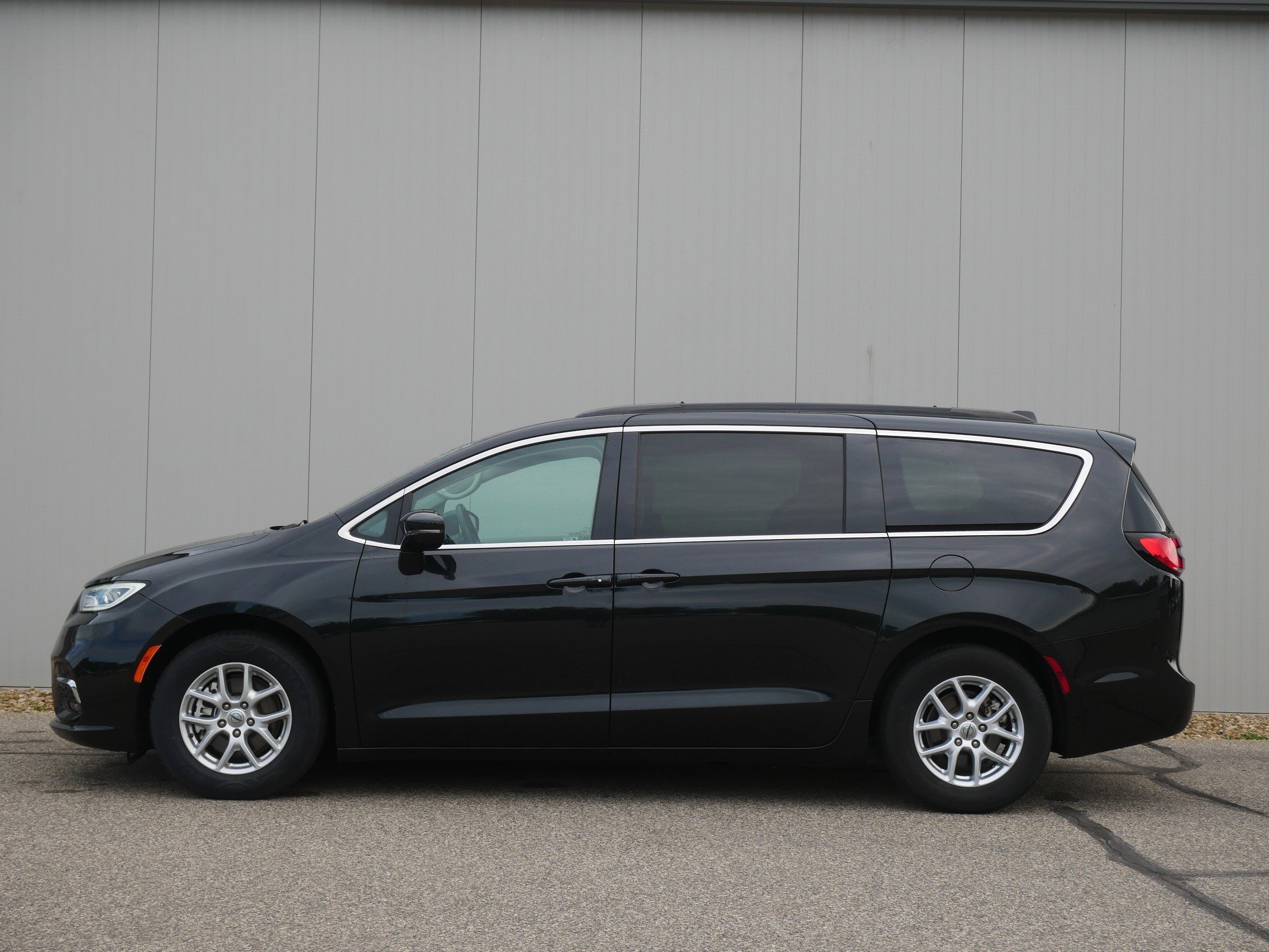 Used 2022 Chrysler Pacifica Touring L with VIN 2C4RC1BG7NR199205 for sale in Hastings, Minnesota