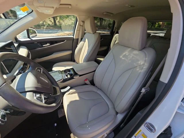 Used 2023 White Lincoln Standard image 11
