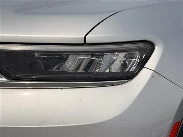 Used 2022 Silver Jeep Laredo image 4