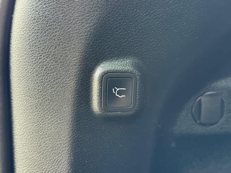 Used 2022 Diamond Black Crystal Pearlcoat Jeep Latitude Lux image 8