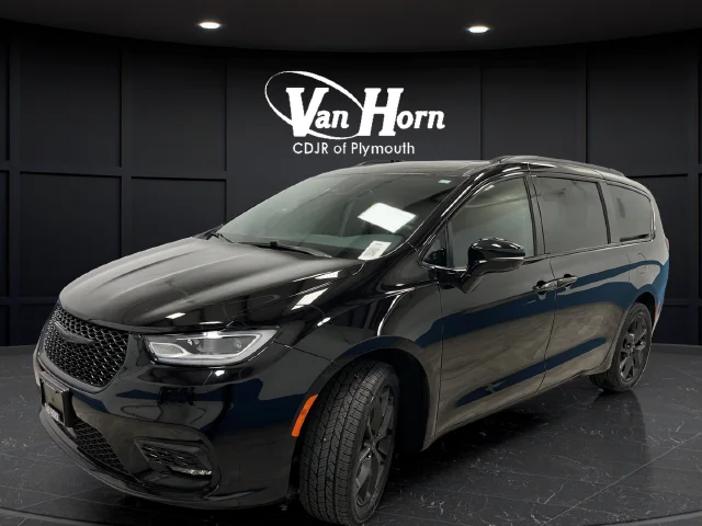Used 2025 Diamond Black Chrysler Limited image 3