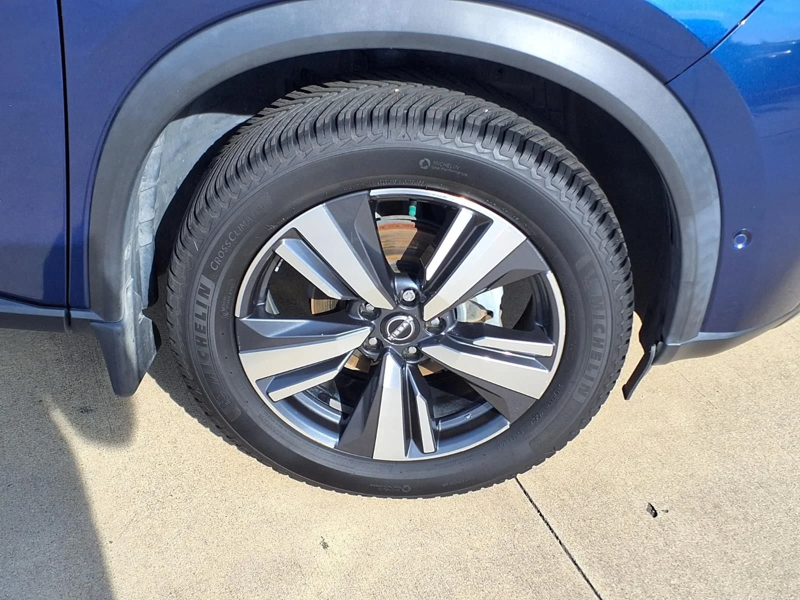 Used 2022 Blue Nissan SL image 9