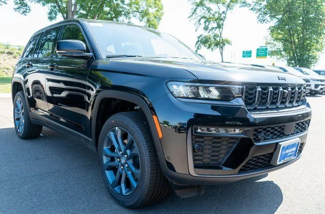 New 2026 Diamond Black Crystal Pearl-Coat Exterior Paint Jeep Limited image 4
