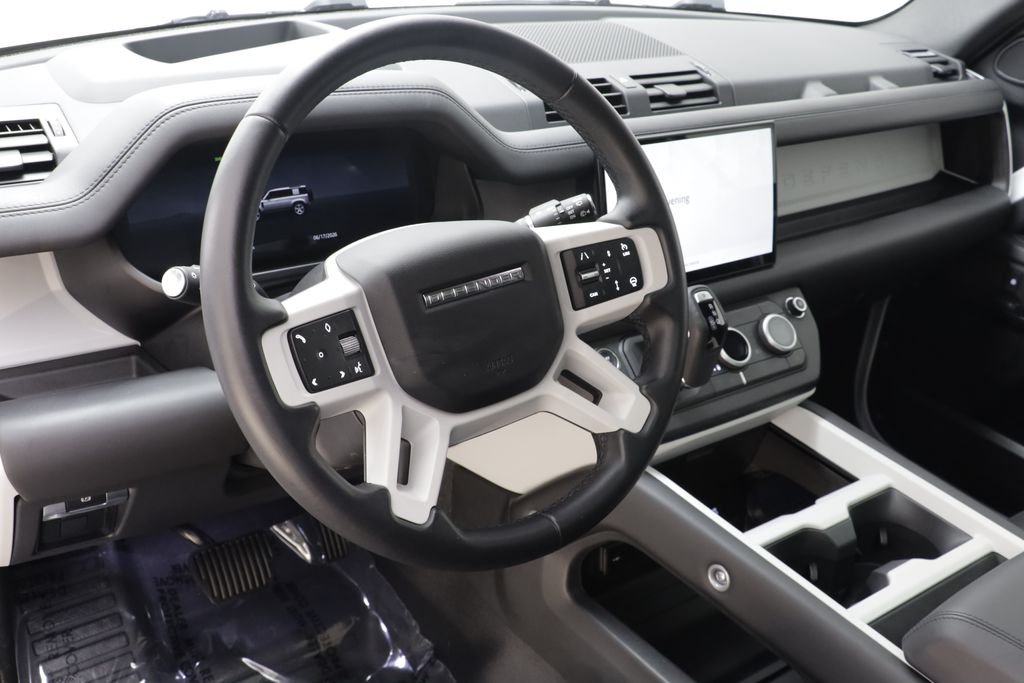 Used 2025 White Land Rover X-Dynamic SE image 7