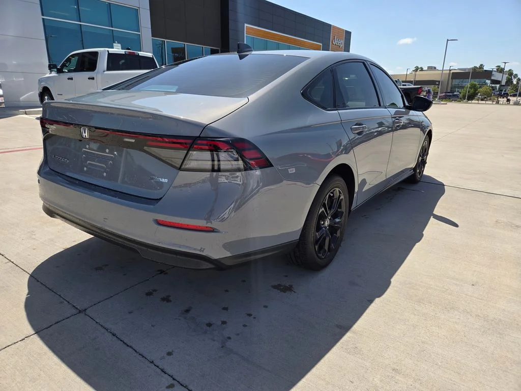 Used 2025 White Honda SE image 3
