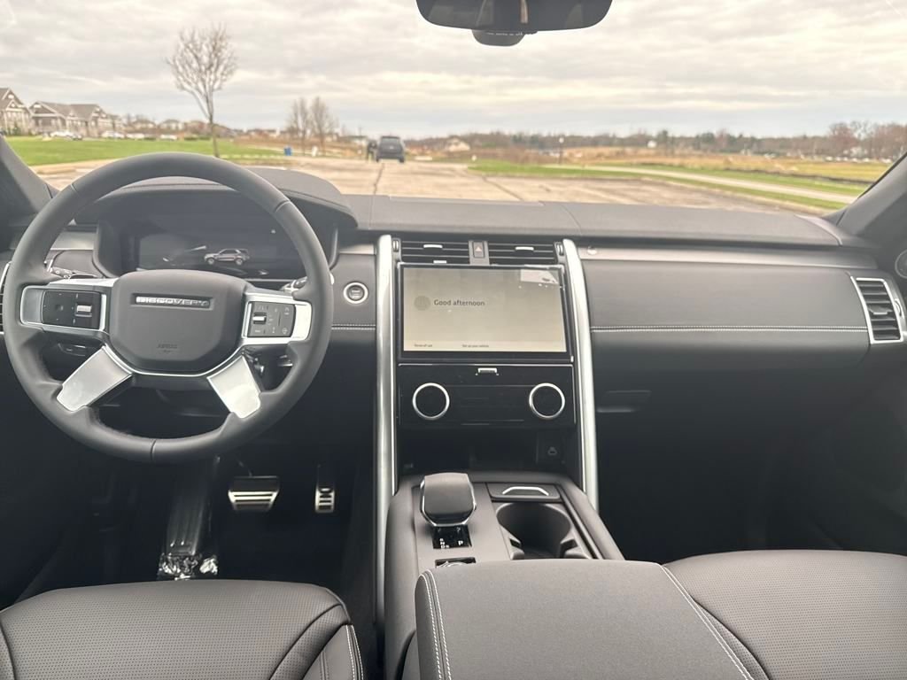 Used 2025 Black Land Rover Dynamic SE image 12
