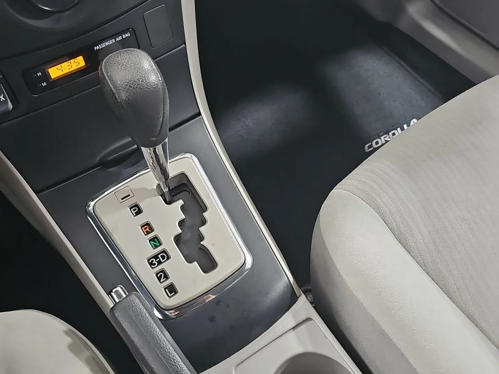 Used 2010 White Toyota LE image 23