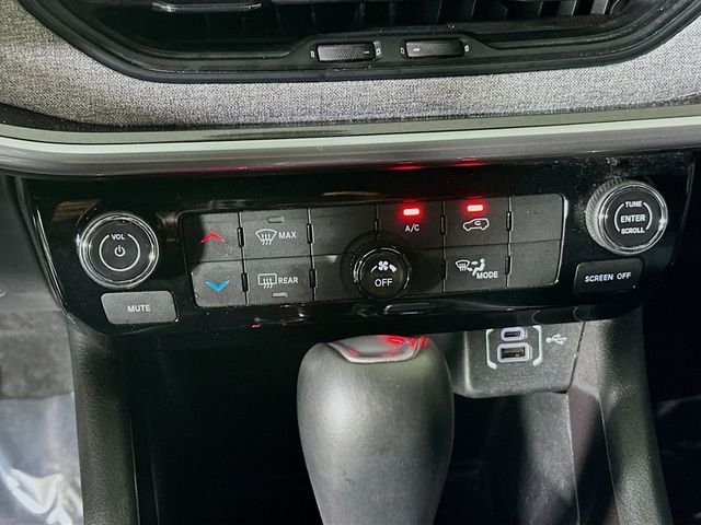 Used 2025 White Jeep Latitude image 22