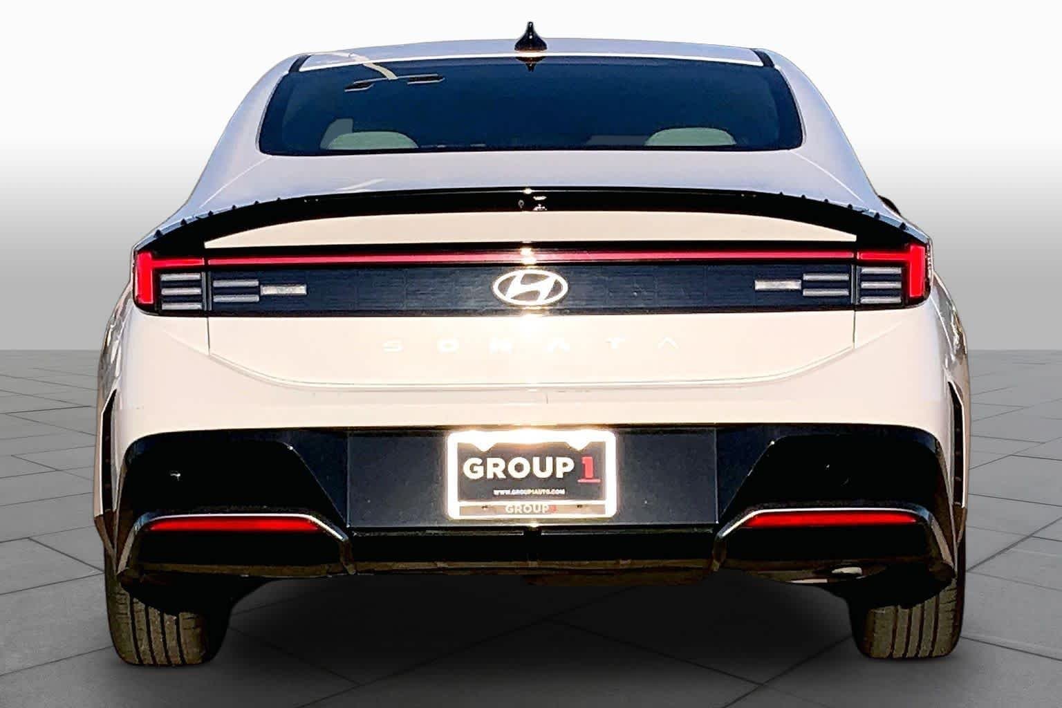 Used 2025 Serenity White Hyundai SEL image 5