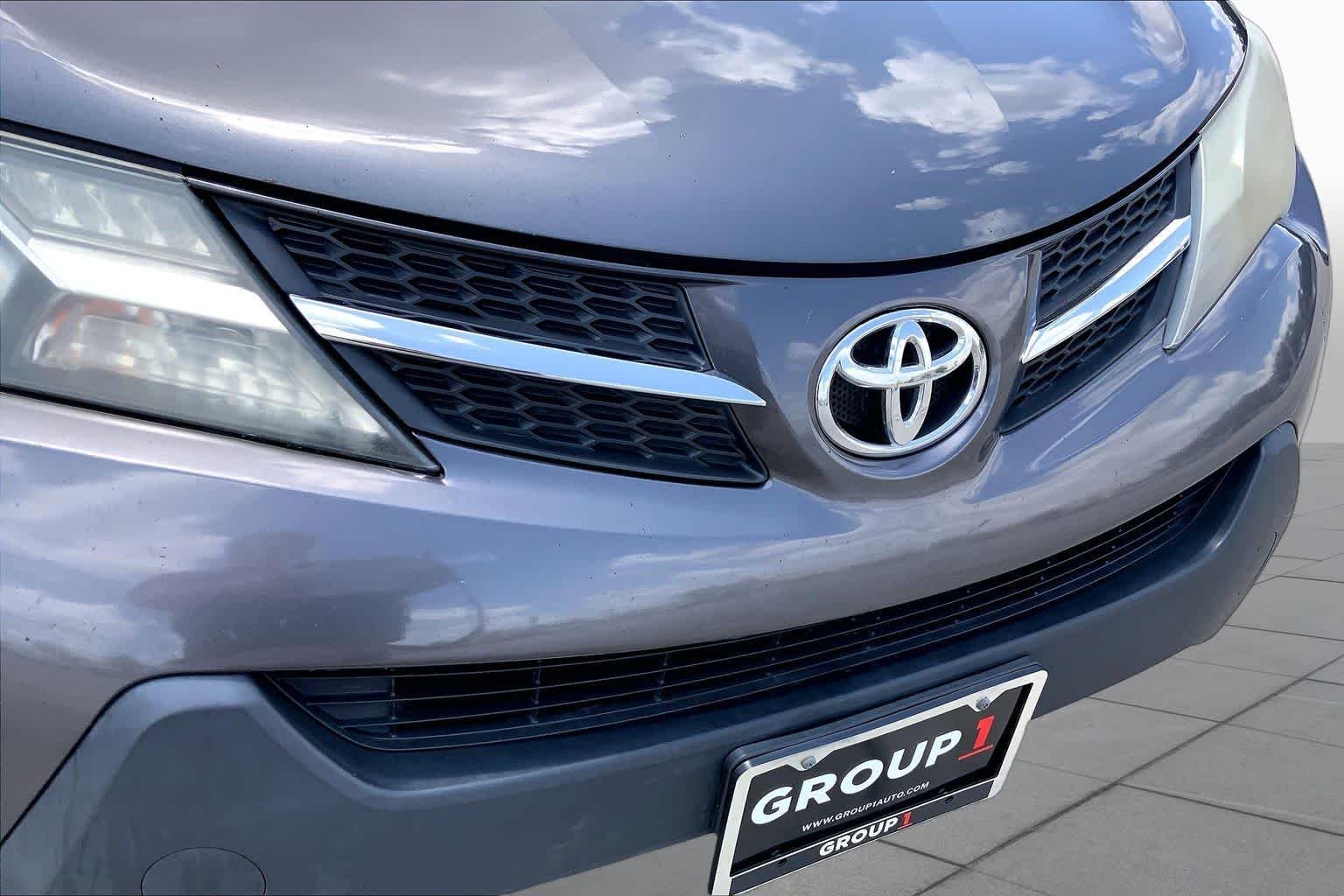 Used 2013 Magnetic Gray Metallic Toyota XLE image 28