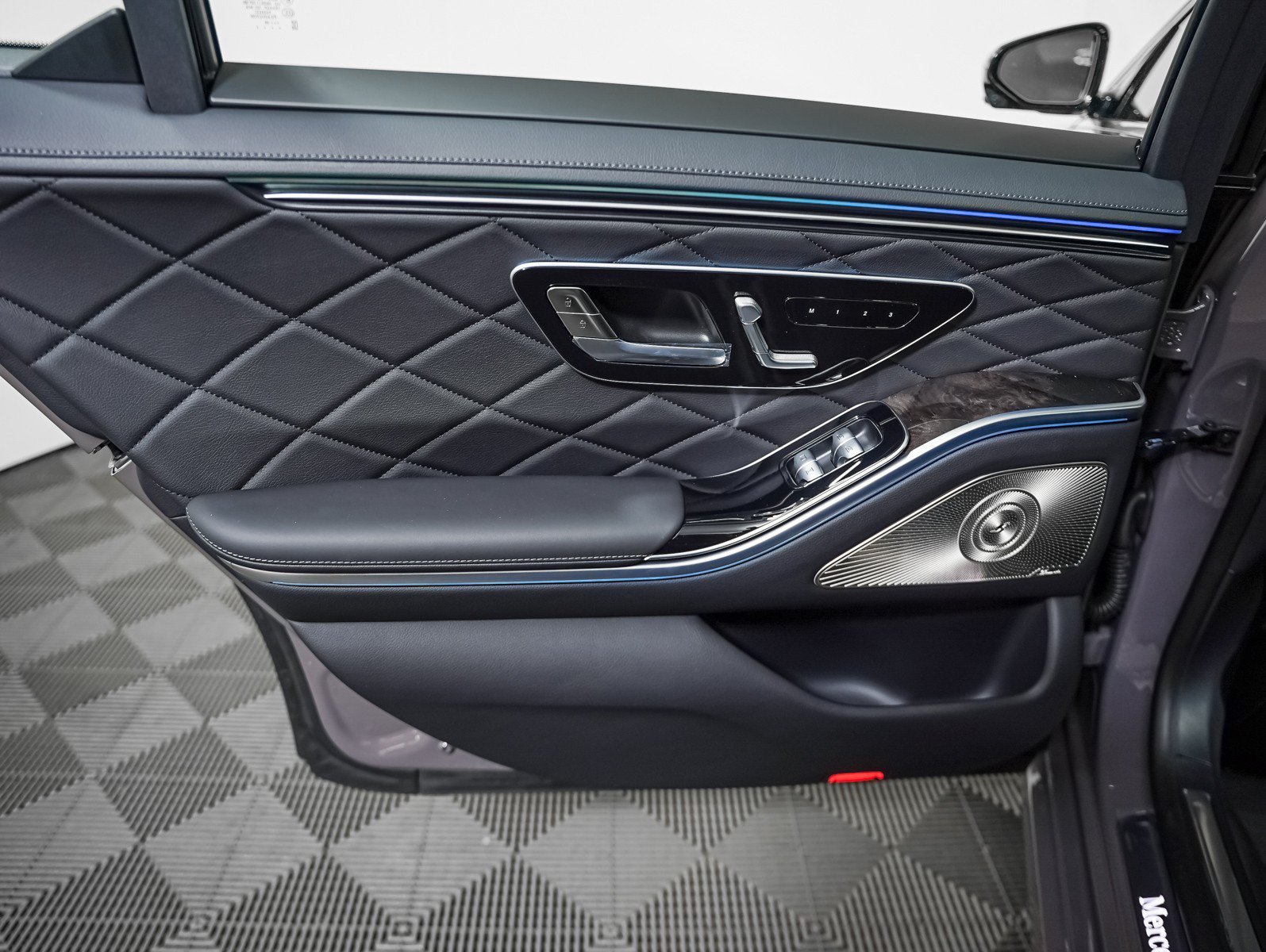 New 2027 Warm Grey Non-Metallic Mercedes-Benz S 580 image 24