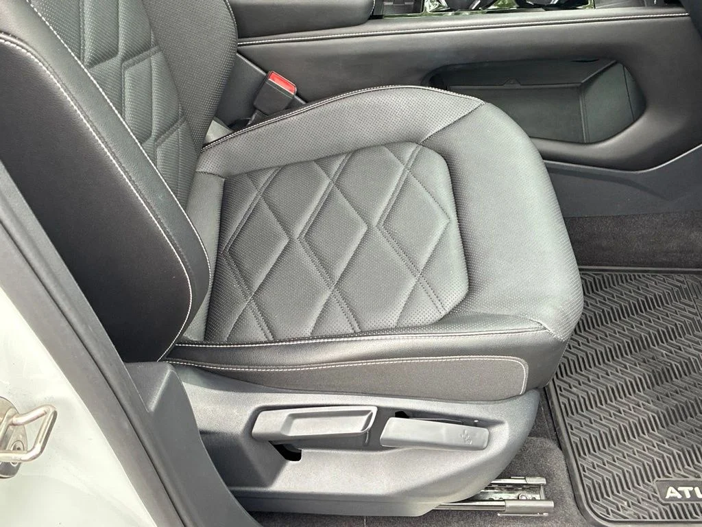 Used 2024  Volkswagen 2.0T SE w/Technology image 47