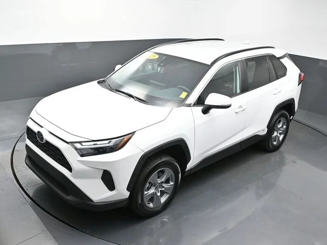 Used 2025 White Toyota XLE image 41