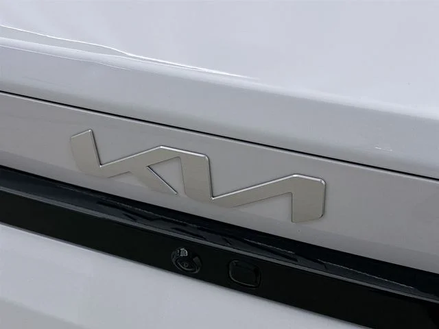 Used 2025 White Kia LXS image 38