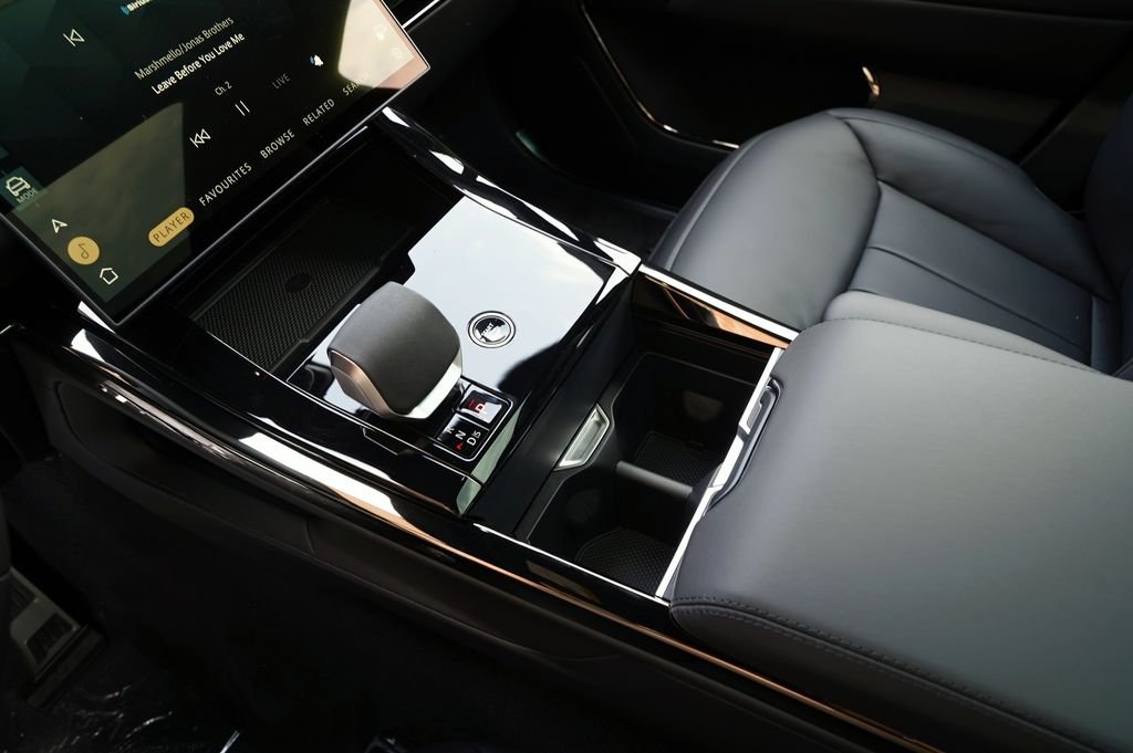 New 2026 Fuji White Land Rover Dynamic SE image 28