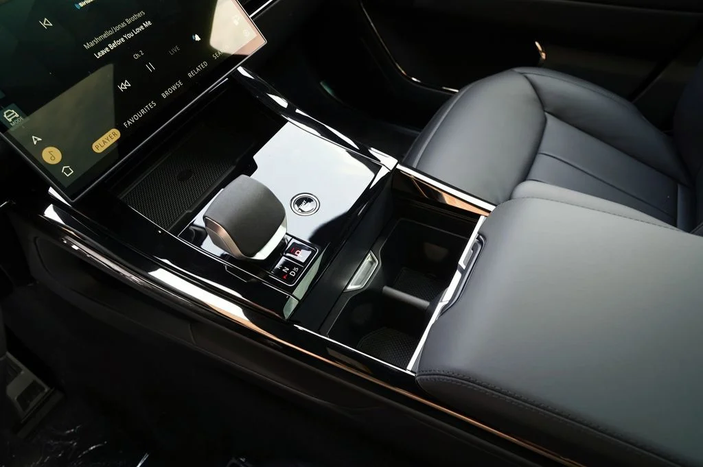 New 2026 Fuji White Land Rover Dynamic SE image 28