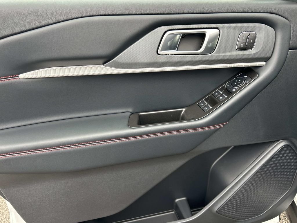 New 2026 Star White Metallic Tri-Coat Ford ST-Line image 15