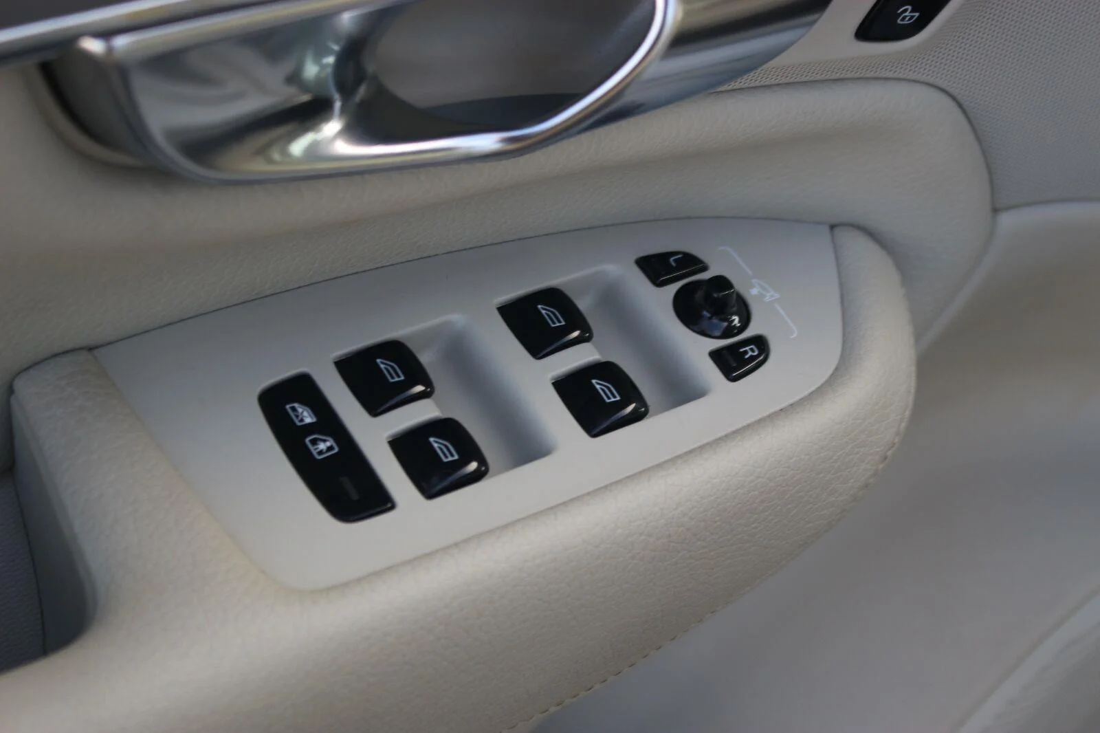Used 2021  Volvo Momentum image 14