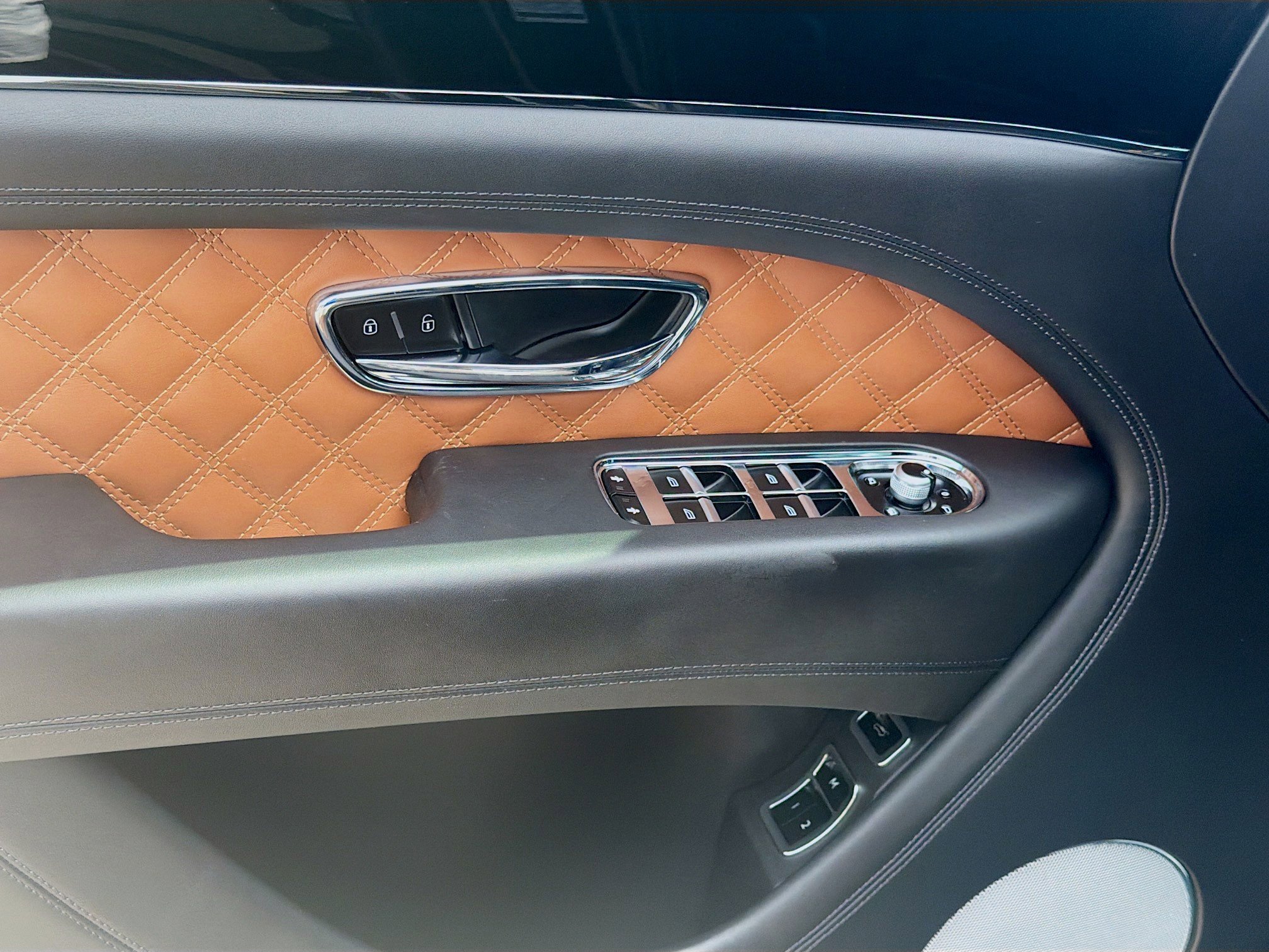 2022 Bentley Bentayga S - Photo 14