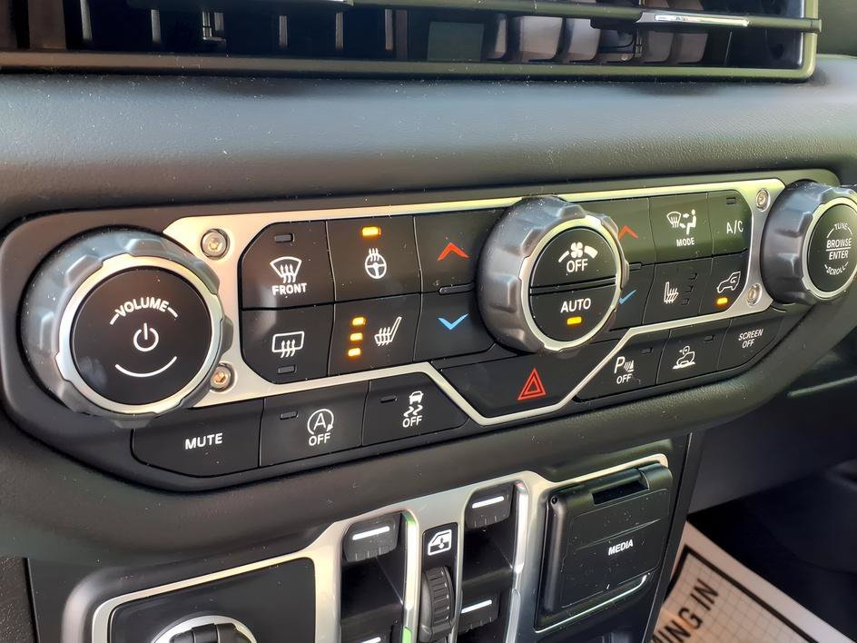 Used 2024 Limited Edition Tuscadero Pearlcoat Jeep Sahara image 22