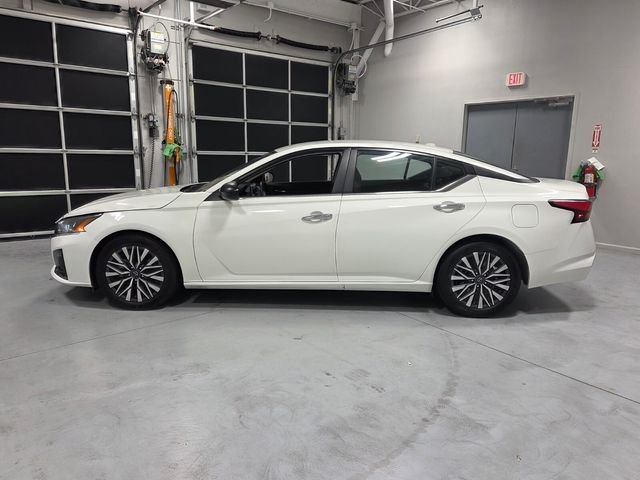 Used 2025 White Nissan 2.5 SV image 4