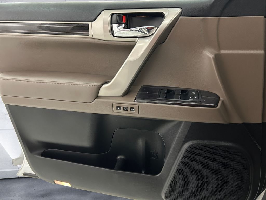 Used 2021  Lexus 460 Luxury image 12