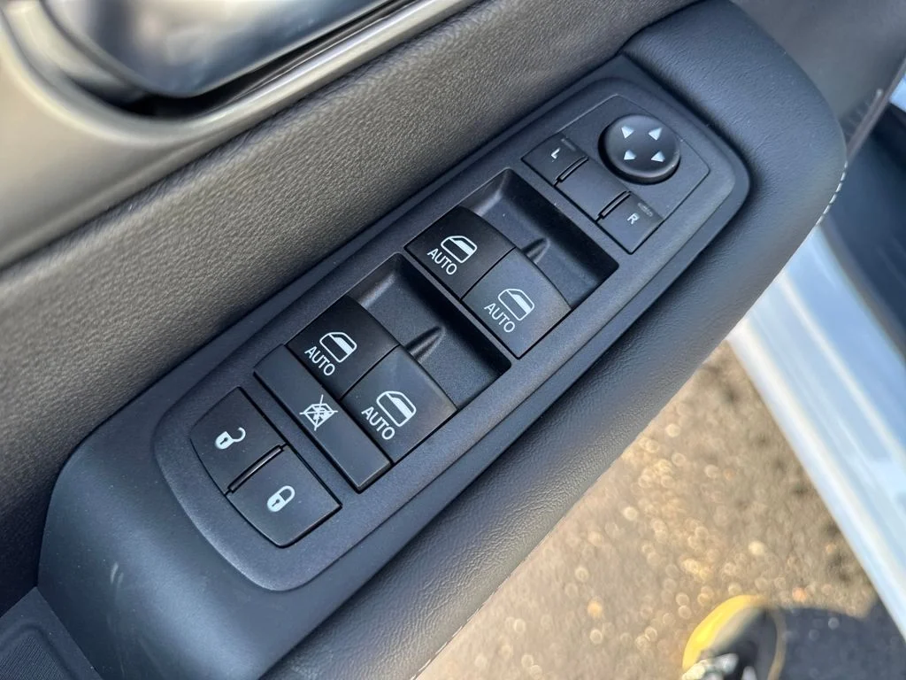 2026 Chrysler Pacifica Select - Photo 11