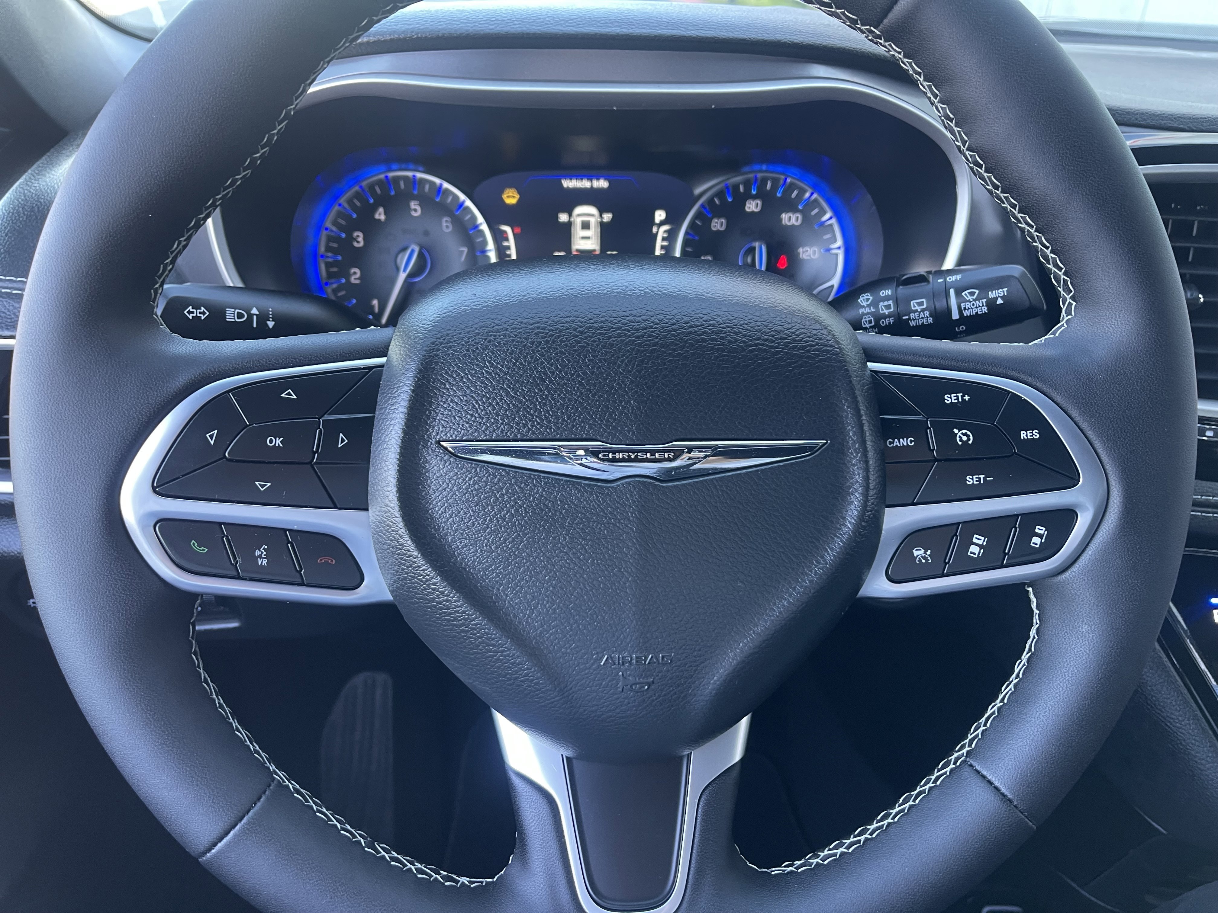 New 2026 Bright White Clear-Coat Exterior Paint Chrysler Select image 33