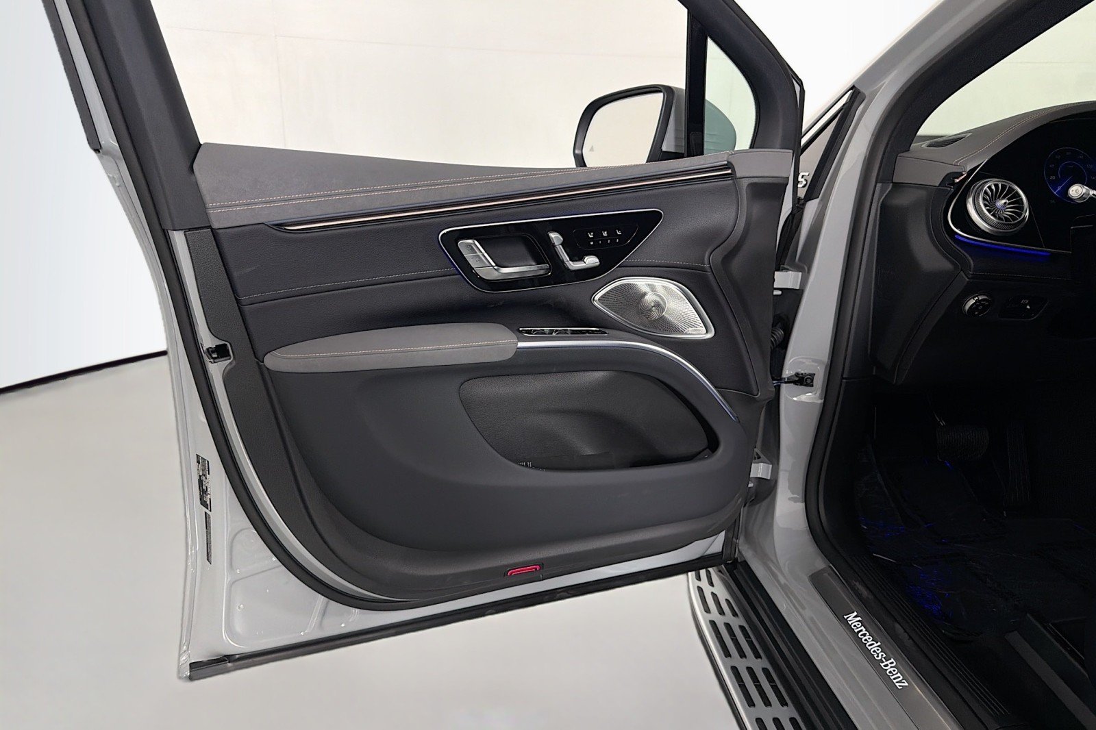 New 2026 MANUFAKTUR Alpine Grey Mercedes-Benz EQS 400 4MATIC® SUV image 19