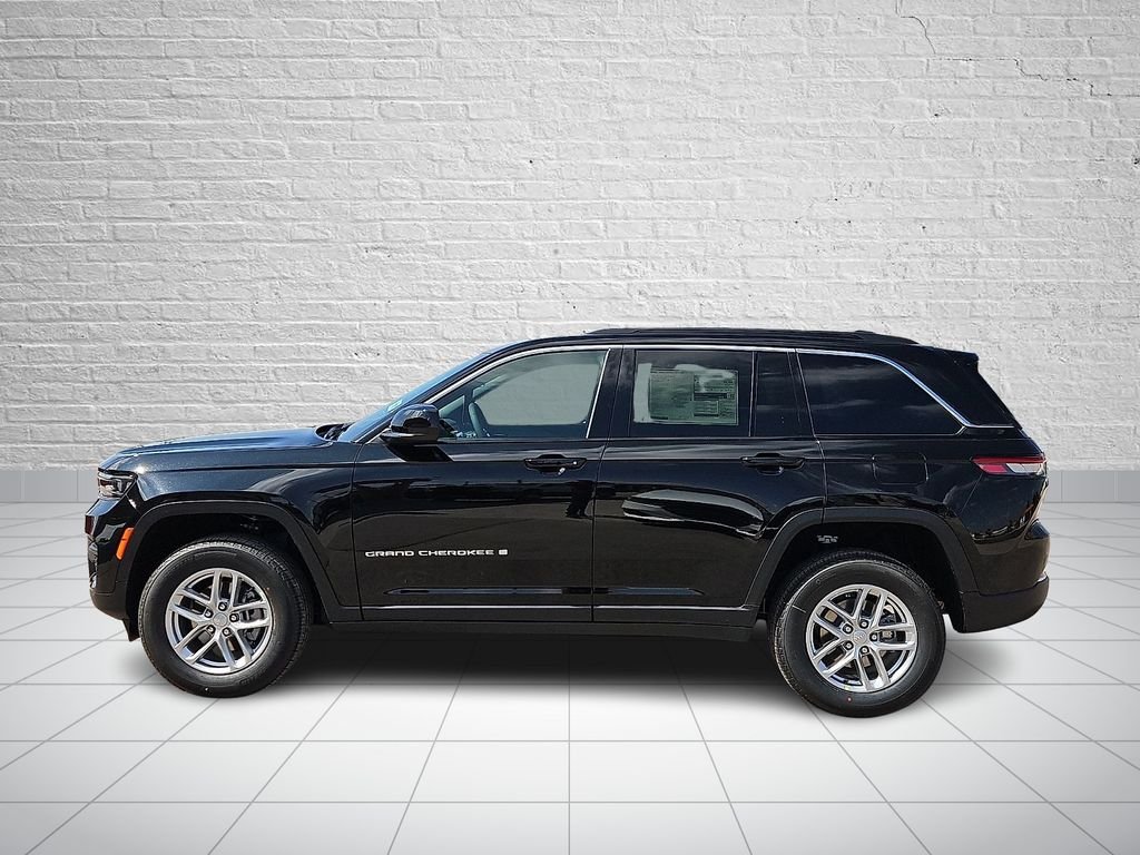 New 2026 Diamond Black Crystal Pearl-Coat Exterior Paint Jeep Laredo image 2
