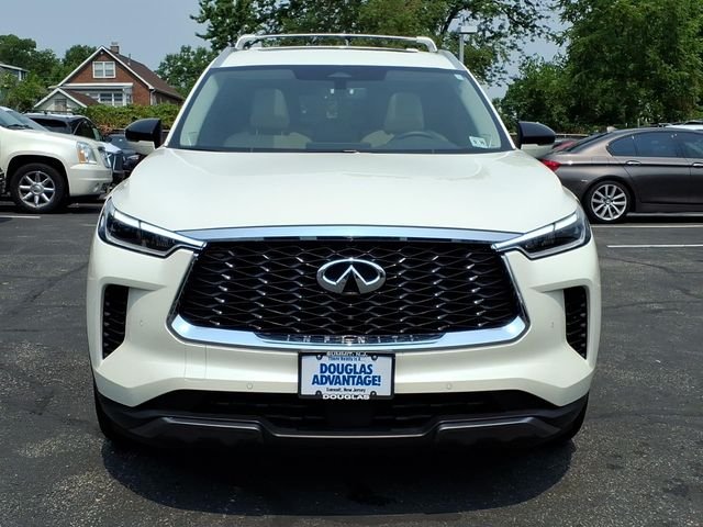 Used 2025 White INFINITI Sensory image 3