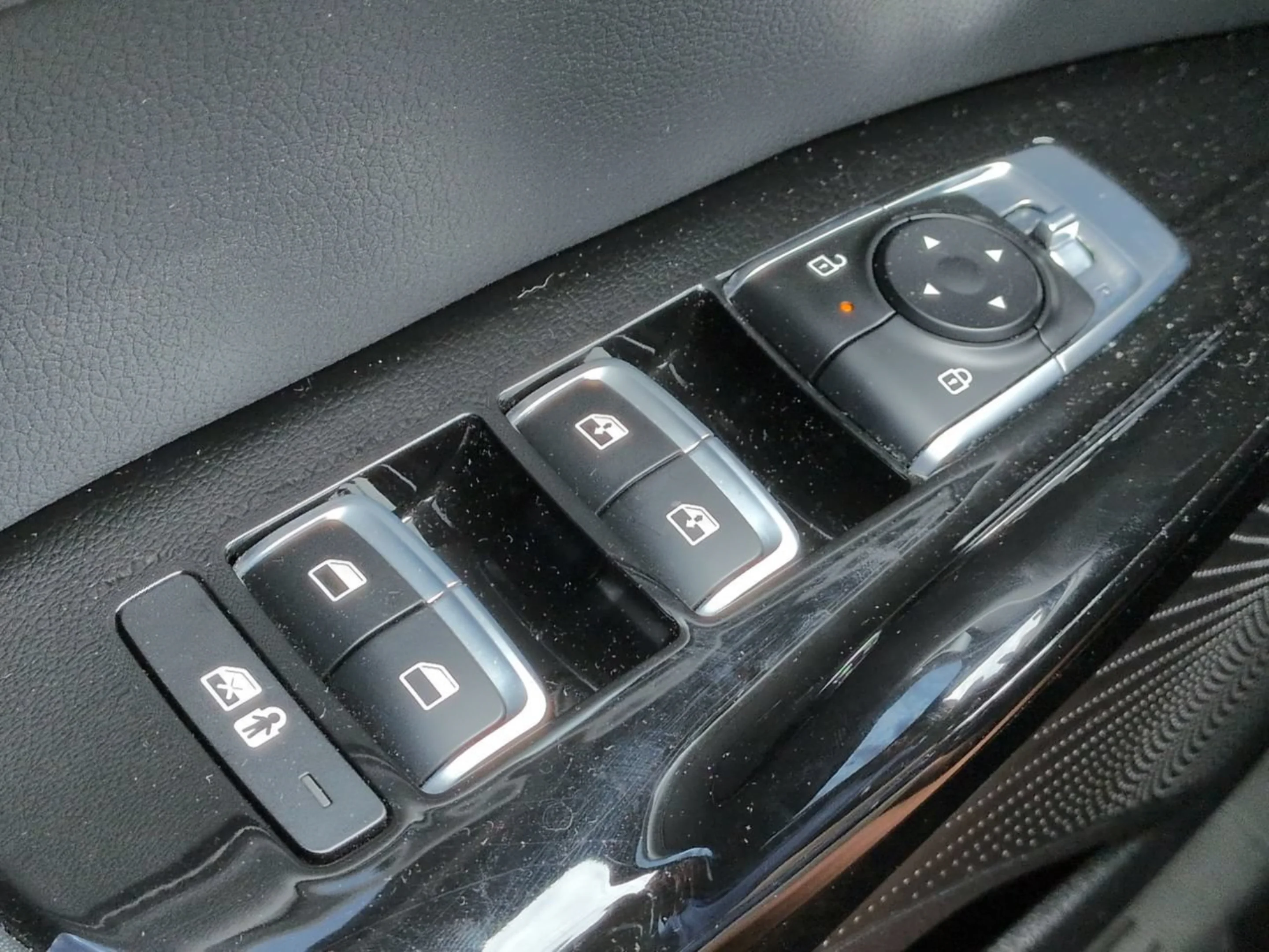 Used 2025 Snow White Pearl Kia GT-Line image 24
