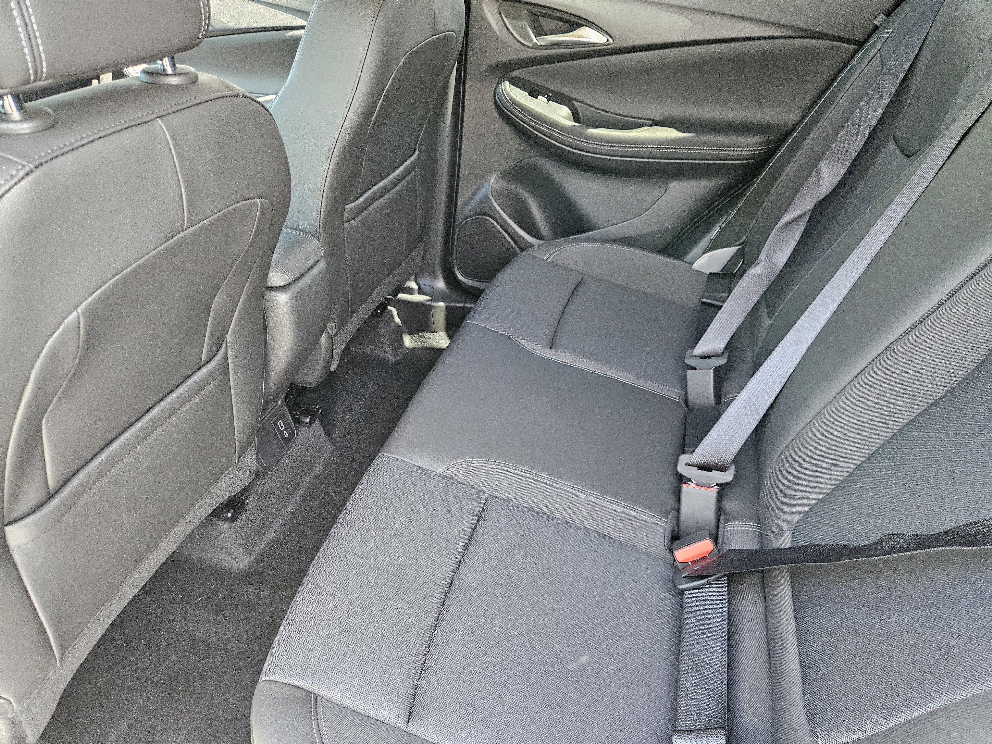 Used 2025 Summit White Buick Preferred image 29