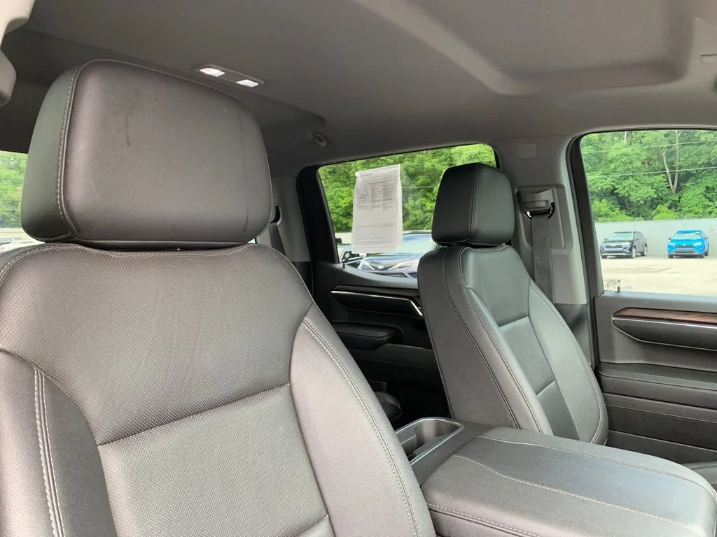 Used 2023 White GMC SLT image 18