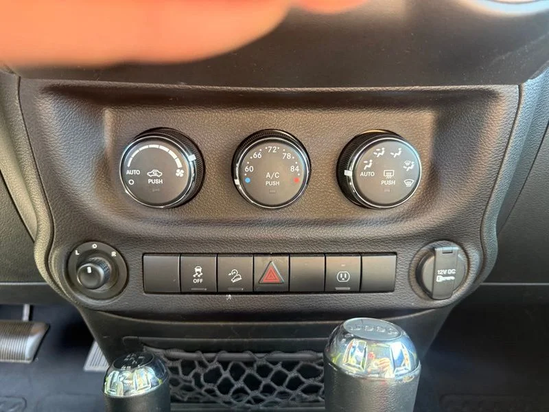 Used 2017 Green Jeep Sahara image 8