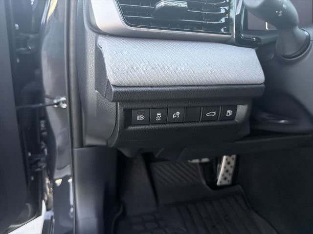 2025 Toyota Camry SE - Photo 11
