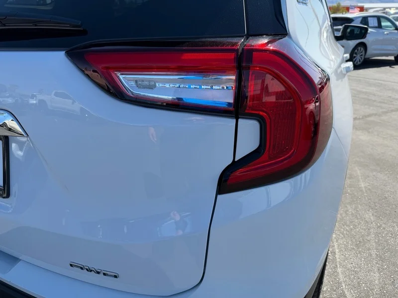 Used 2023 SUMMIT WHITE GMC SLE image 24