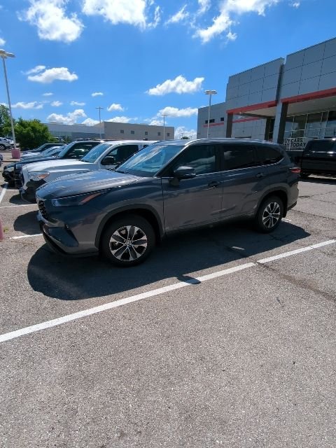 Used 2023 Gray Toyota XLE image 9